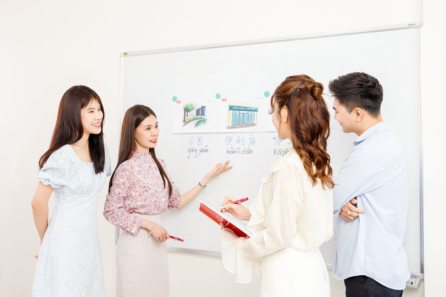 Giáo viên đang tương tác giảng bài cho học viên lớp tiếng Trung Giao Tiếp Siêu Tốc