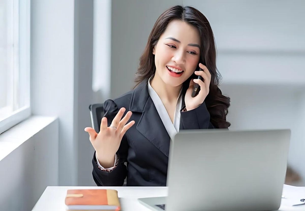 Nghe điện thoại, làm việc văn phòng