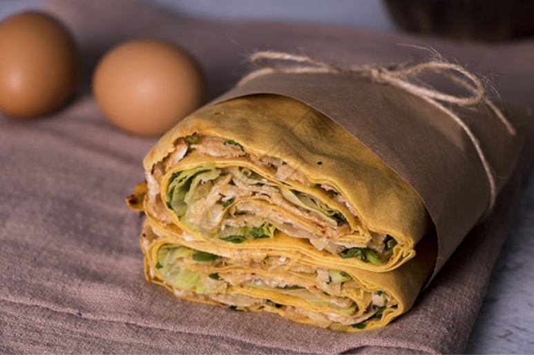 Bánh cuộn trứng gà 煎饼果子 - Ẩm thực đường phố Bắc Kinh