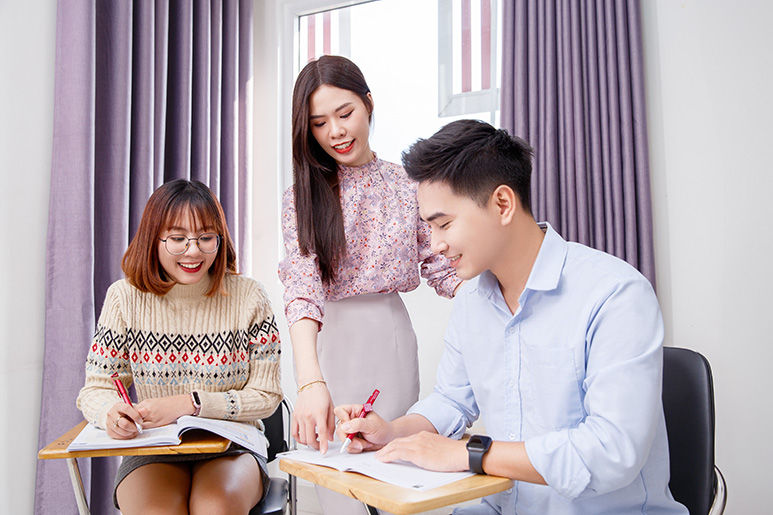 Giáo viên SHZ hướng dẫn học viên sử dụng cấu truc ngữ pháp tiếng Trung trên lớp
