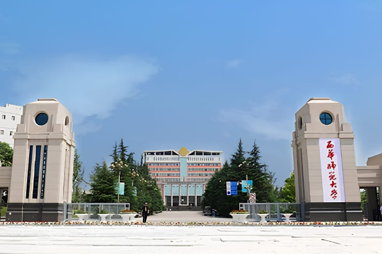 Cổng trường Đại học Sư phạm Tây Hoa
