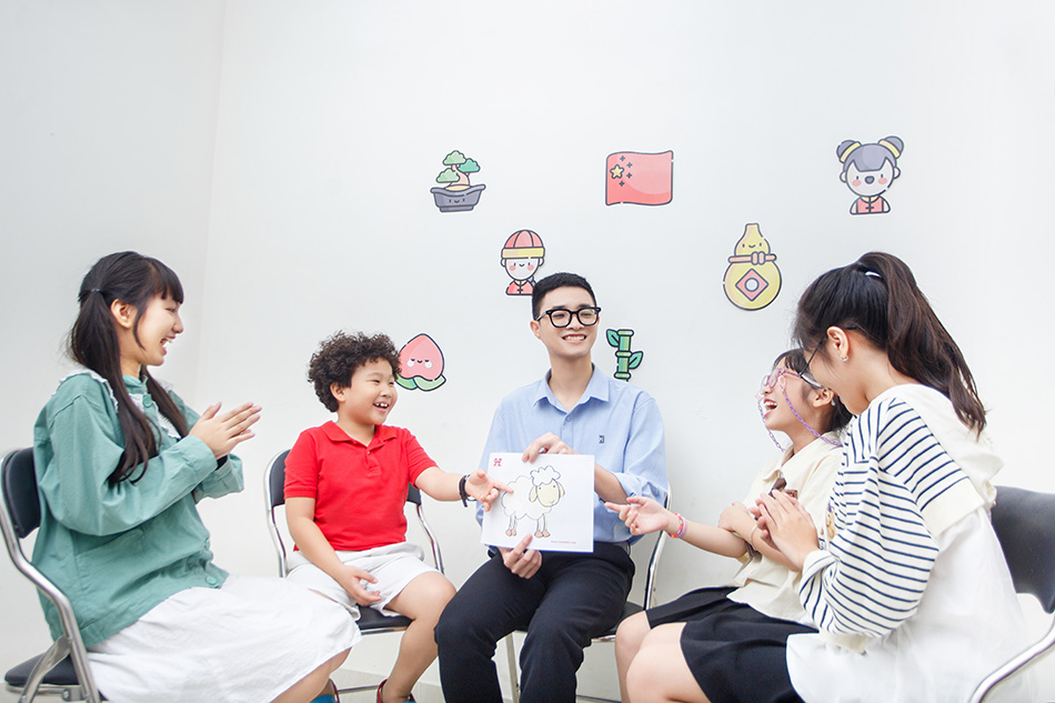 Học sinh thiếu niên học tiếng Trung tại SHZ